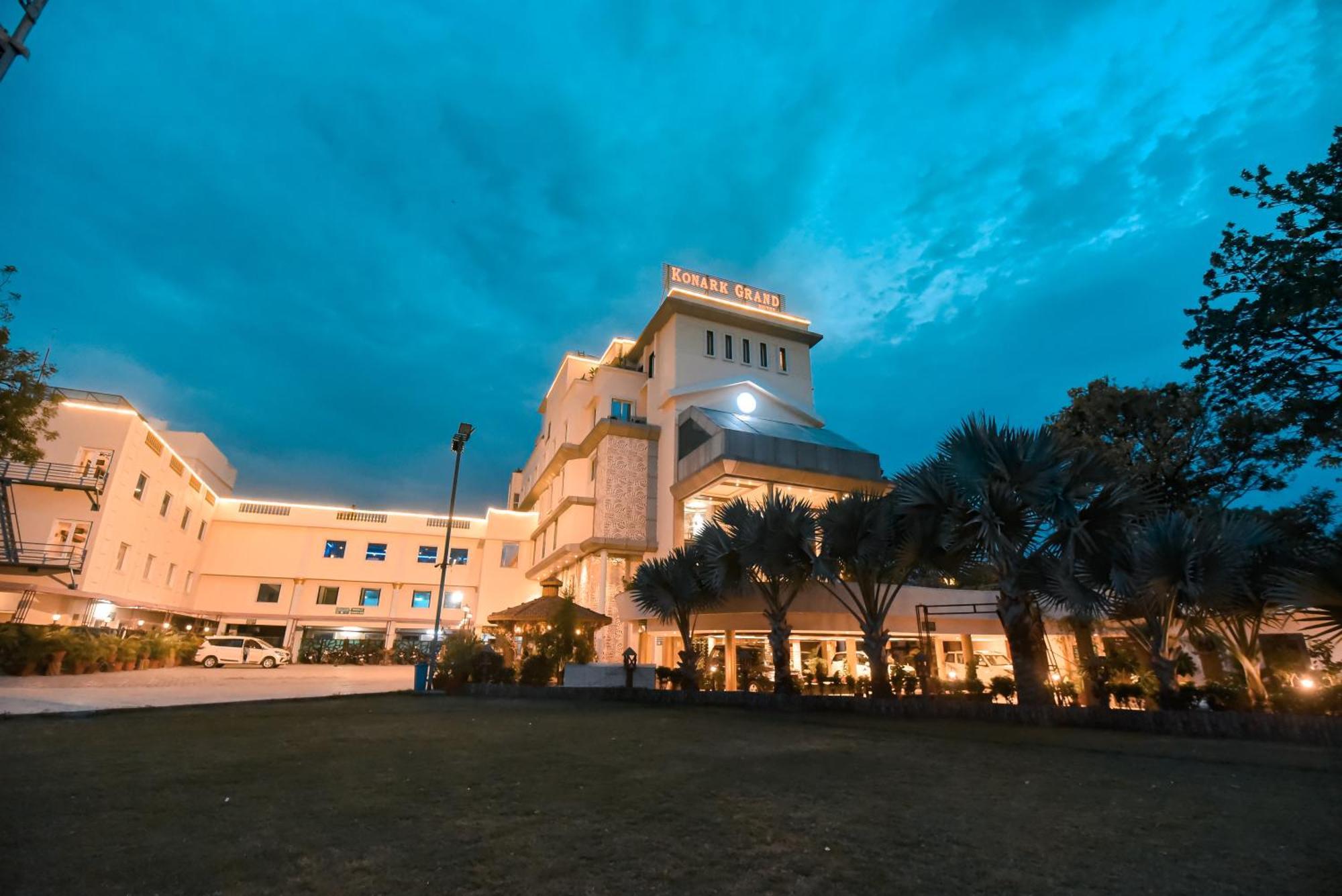 Konark Grand Hotel Mirzapur Ngoại thất bức ảnh